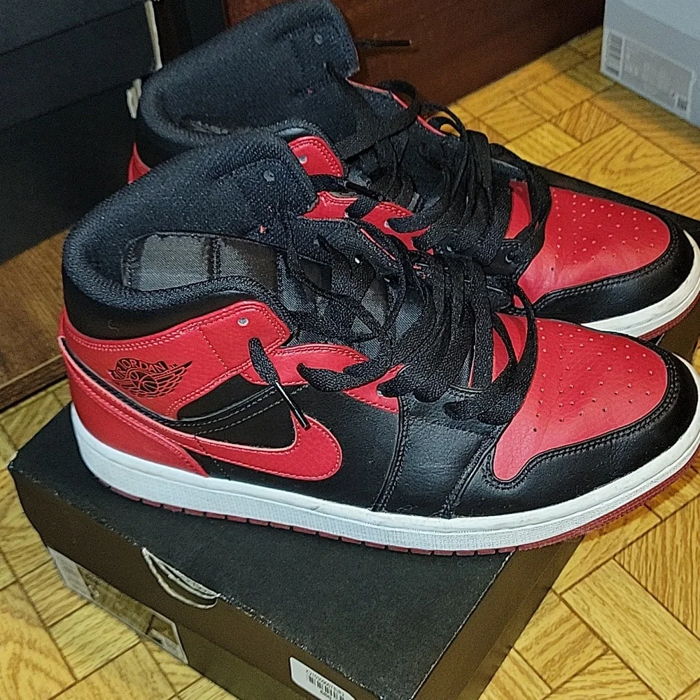 Air Jordan 1 Mid Banned